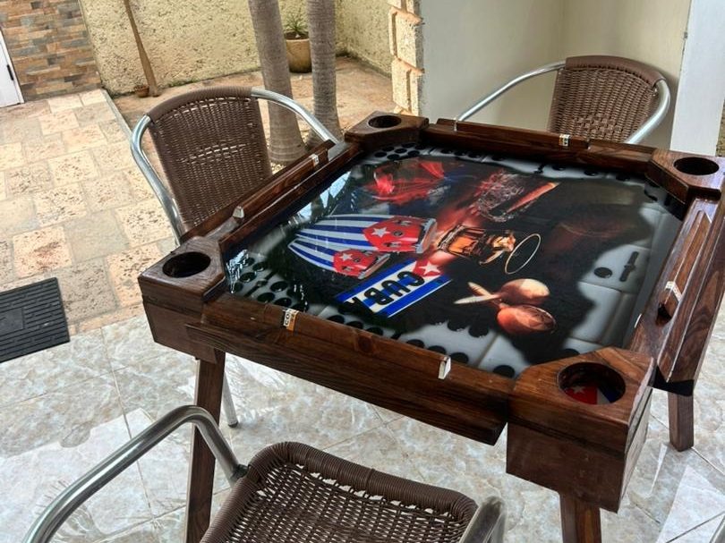 Domino table