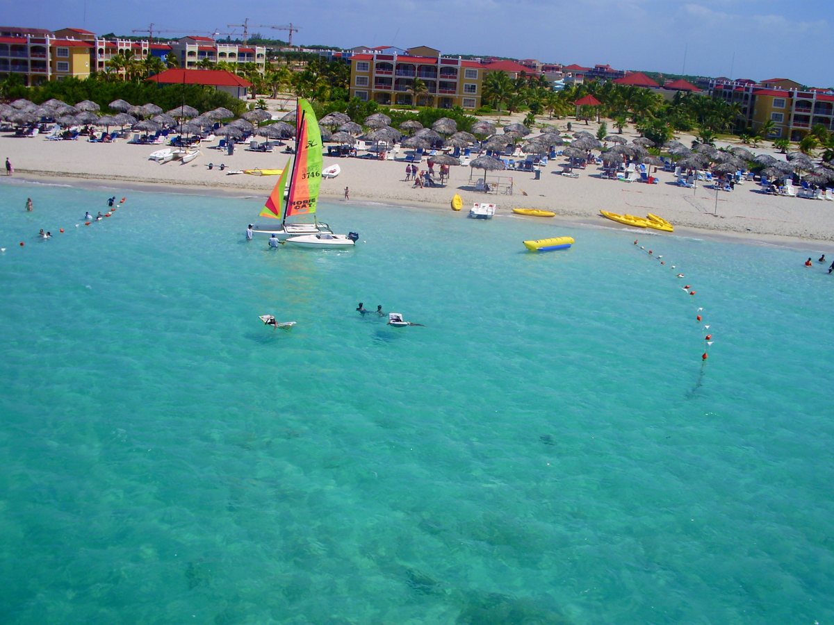 Varadero’s turquoise sea seen from the air, with a catamaran and the beach